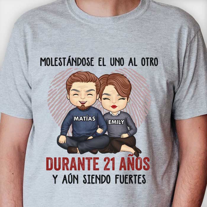 Molestándose El Uno Al Otro Durante Muchos Años Y Aún Siendo Fuertes - Anniversary Gifts, Gift For Couples, Husband Wife - Personalized Unisex T-shirt Spanish