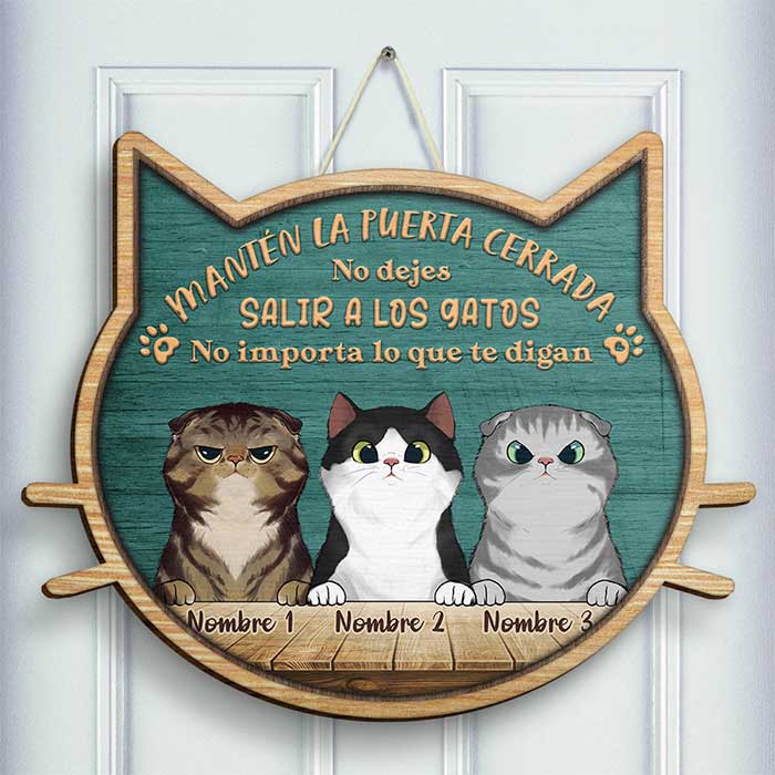 No Dejes Salir A Los Gatos - No Importa Lo Que Te Digan - Personalized Shaped Door Sign Spanish