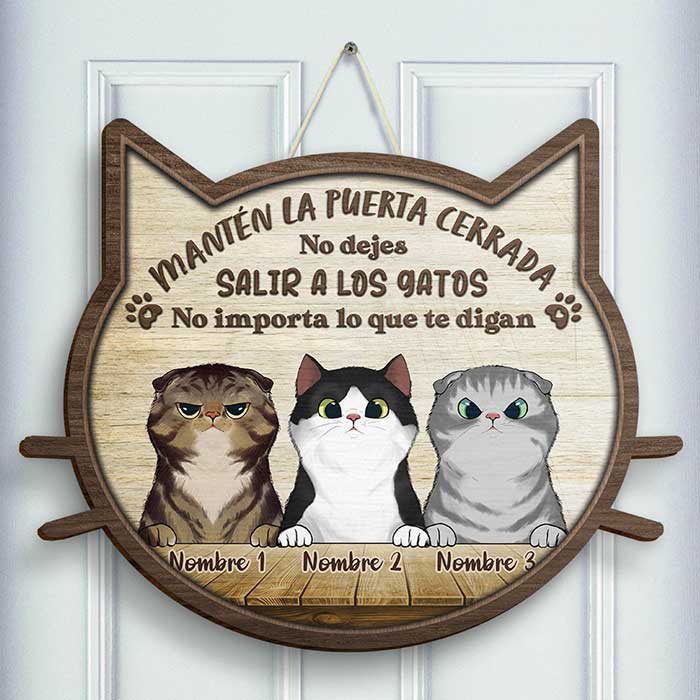 No Dejes Salir A Los Gatos - No Importa Lo Que Te Digan - Personalized Shaped Door Sign Spanish