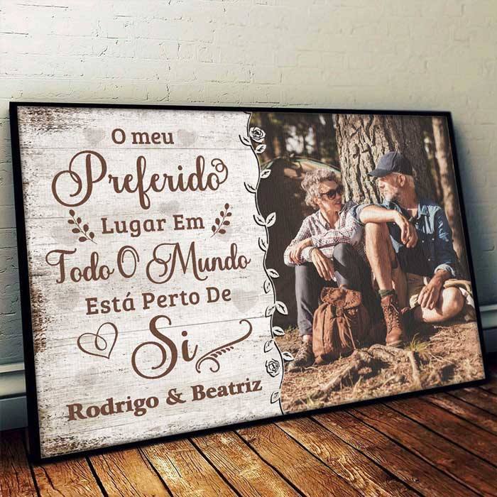 O Meu Lugar Preferido Está Perto De Si - Carregar Imagem, Presente Para Casais, Marido E Sposa - Personalized Horizontal Poster Portuguese