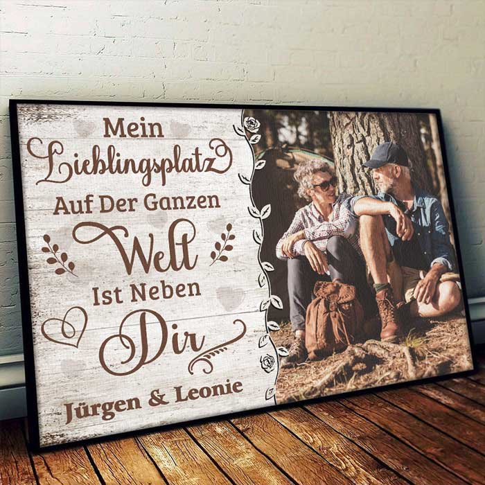 Mein Lieblingsplatz Ist Neben Dir - Bild Hochladen, Geschenk Für Paare, Ehemann Und Ehefrau - Personalized Horizontal Poster German