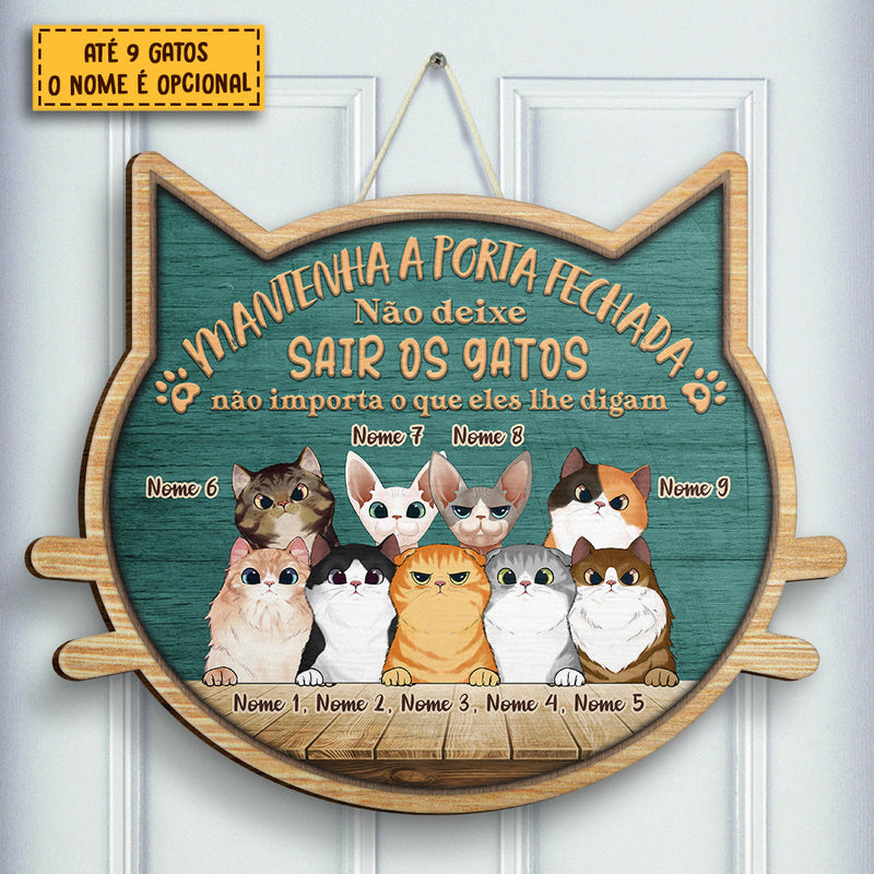Não Deixe Sair Os Gatos - Não Importa O Que Lhe Digam - Personalized Shaped Door Sign Portuguese