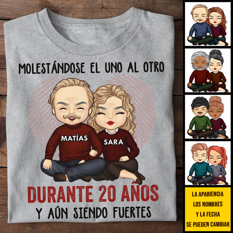 Molestándose El Uno Al Otro Durante Muchos Años Y Aún Siendo Fuertes - Anniversary Gifts, Gift For Couples, Husband Wife - Personalized Unisex T-shirt Spanish