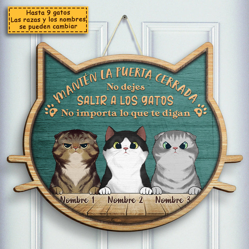 No Dejes Salir A Los Gatos - No Importa Lo Que Te Digan - Personalized Shaped Door Sign Spanish