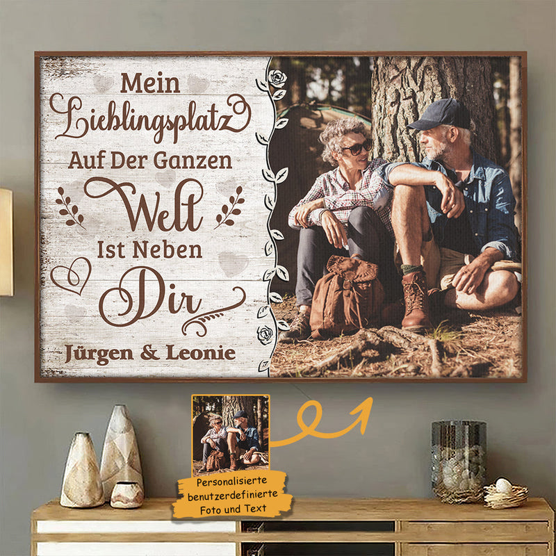 Mein Lieblingsplatz Ist Neben Dir - Bild Hochladen, Geschenk Für Paare, Ehemann Und Ehefrau - Personalized Horizontal Poster German