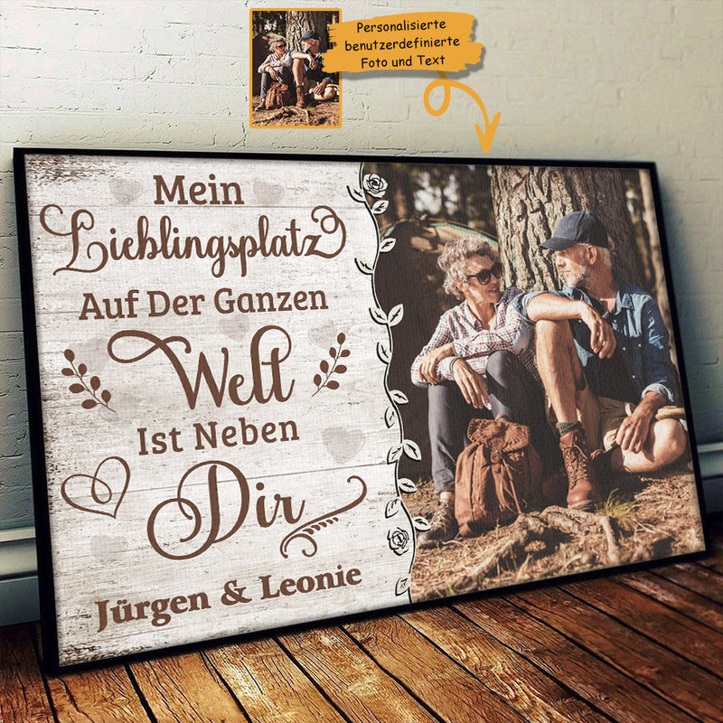 Mein Lieblingsplatz Ist Neben Dir - Bild Hochladen, Geschenk Für Paare, Ehemann Und Ehefrau - Personalized Horizontal Poster German